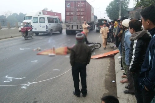 Chết thảm dưới bánh container