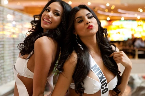 Người đẹp Hoa hậu Hoàn vũ 2013 quyến rũ tại bể bơi