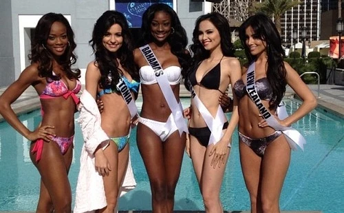 Thí sinh Hoa hậu Hoàn vũ 2012 khoe đường cong "nóng bỏng"