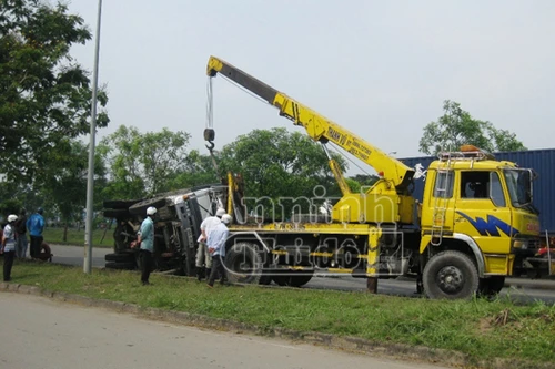 Người dân dùng búa đập cửa kính xe tải lật, giải cứu tài xế