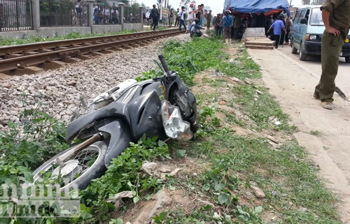 Băng qua đường ray, cán bộ địa chính xã bị tàu tông tử vong