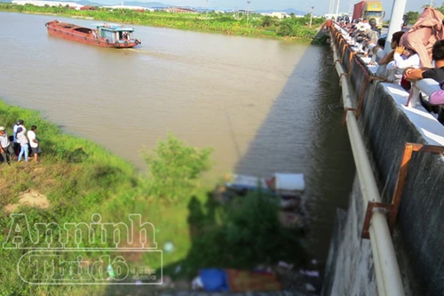 Phát hiện một xác chết dưới sông, cổ đeo đầy đá