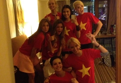 Hoa hậu Hoàn Vũ xinh đẹp trong áo "cờ đỏ sao vàng" của Việt Nam