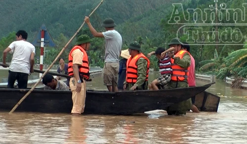 Lực lượng Công an cứu nhiều người dân bị lũ cuốn trôi