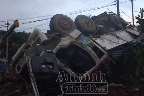 Ô tô chở gỗ lật, tài xế chết kẹt trong cabin