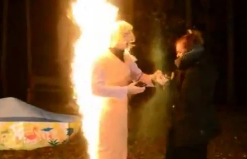 Chàng trai cầu hôn bằng cách tự biến mình thanh "ngọn đuốc"