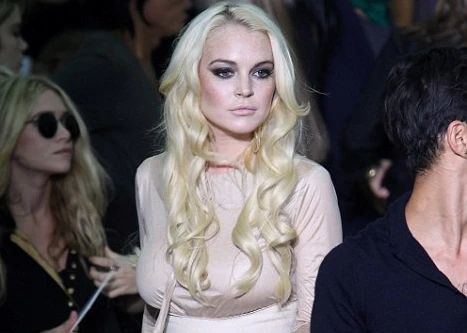 Lindsay Lohan bị chỉ trích vì váy áo nhăn nhúm