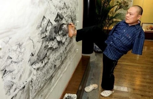 Cụt hai tay vẫn vẽ tranh siêu đẳng