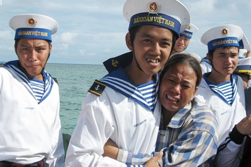 Chuyến tàu nối hai bờ nỗi nhớ