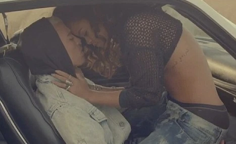 Rihanna lại tung clip "nóng"