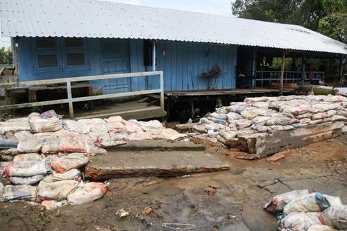 Vỡ bờ kè bên sông Sài Gòn, khu dân cư “đắm” nước