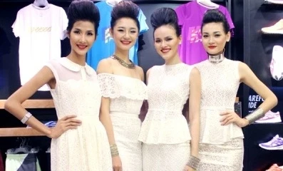 "Chân dài" Top model xinh tươi trong trang phục trắng