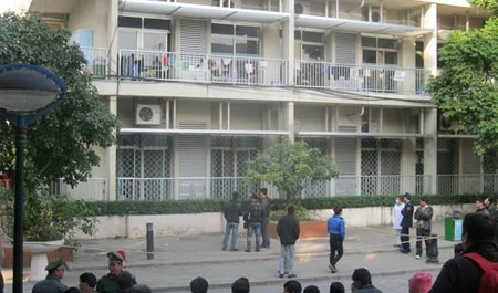 Nam thanh niên nhảy từ tầng 9 bệnh viện xuống đất, tự tử