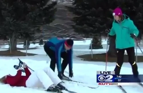 Nữ phóng viên ngất xỉu khi đang thu hình trực tiếp