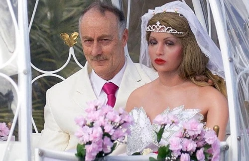 Quái dị người đàn ông chỉ hứng thú với... búp bê