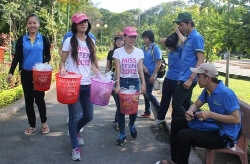 "Hot girl" Miss Teen hết bán bóng bay lại đi dọn rác