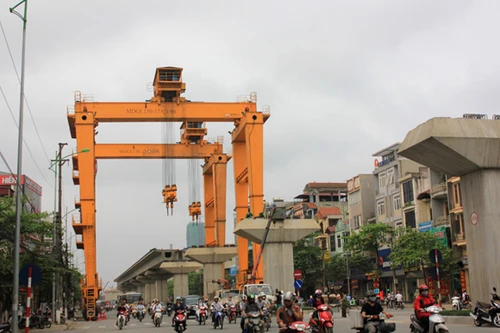 Xem siêu cẩu Long Môn lắp nhịp cầu đường sắt trên cao