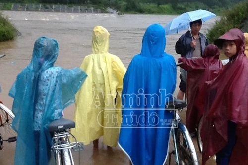 Bão số 8 oanh tạc, 3.000 ngôi nhà chìm, 2 tàu cá mất tích, 2 người tử vong