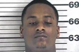 Bỏ con lạnh cóng trên xe, cha vào siêu thị trộm đồ