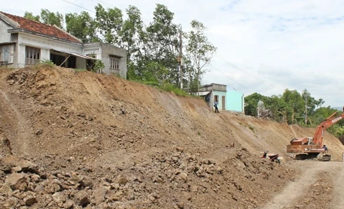 Nâng cấp đường… "treo" nhà dân lơ lửng