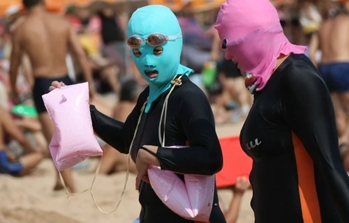 Mốt mặc “facekini” tràn ngập các bãi biển Trung Quốc