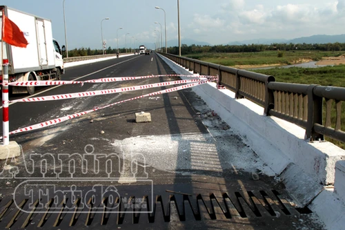 Cầu Đà Rằng bị hỏng, lưu thông trên quốc lộ 1 gặp khó khăn