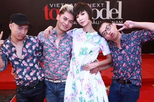 Giám khảo Top model "nhí nhảnh" trong đồng phục hoa