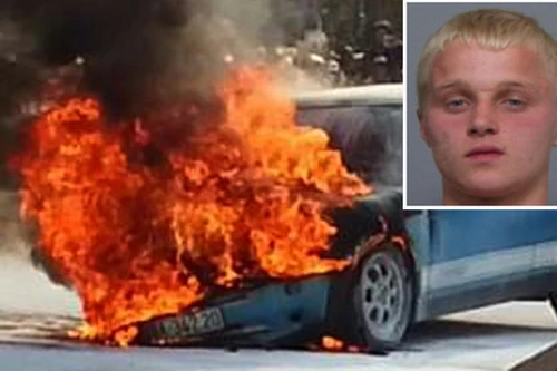 Bật lửa tìm đồ trong xe hơi, vô tình thiêu chết bạn thân