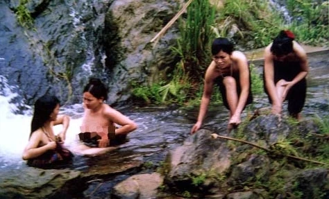 Chuyện đời của sơn nữ ở "bản cave"