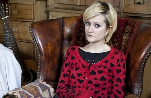 Cô gái có cơ thể dần hóa đá