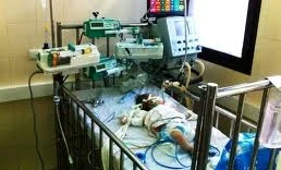 Hai trẻ nguy kịch do sốc thức ăn và thuốc