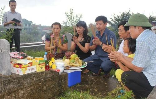 Tìm kiếm thành công mộ 2 liệt sĩ qua nghĩa trang trực tuyến