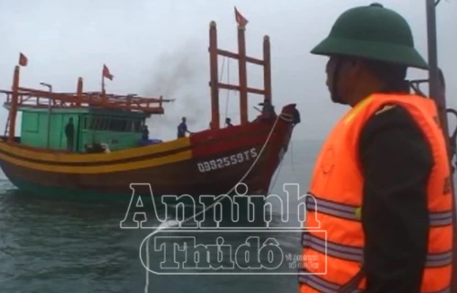  Kịp thời đưa 8 ngư dân bị nạn ngoài khơi vào bờ an toàn