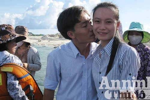 Xúc động rơi nước mắt và nụ cười hạnh phúc ngày đoàn tụ giữa đảo xa