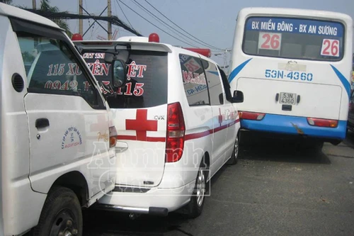 Tai nạn liên hoàn khiến xe cứu thương bị mắc kẹt