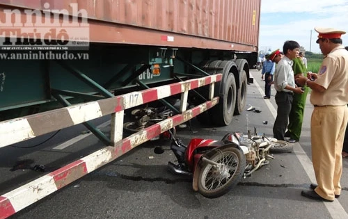 Container vượt ẩu tông nát 2 xe máy, 3 người bị thương