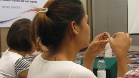 Đau xé thịt vì tự bơm silicon để biến thành con gái