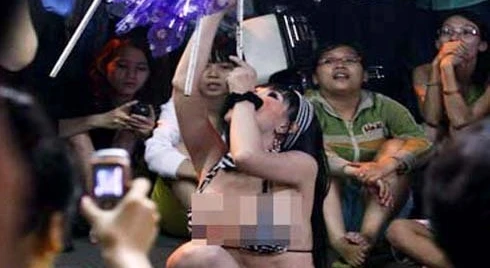 Bị kỳ thị, người chuyển giới bán dâm kiếm sống