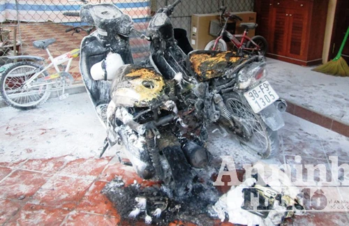 3 xe máy để trước nhà bất ngờ bốc cháy dữ dội