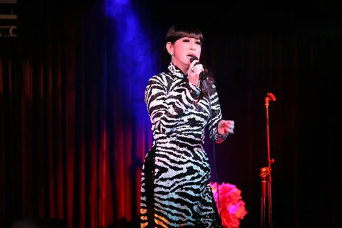 Bị chồng "bỏ rơi", Ý Lan lẻ loi về nước làm show mừng Valentine