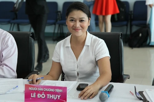 MC Đỗ Thụy duyên dáng trong vai trò Ban giám khảo