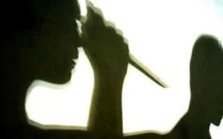 Thẳng tay đâm kéo vào bụng vợ rồi bỏ trốn