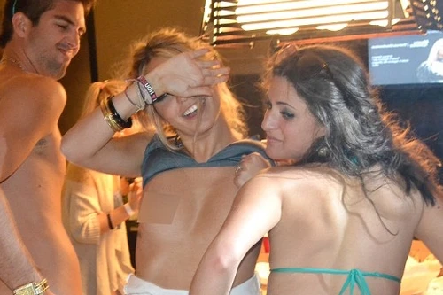 Tình địch của Demi Moore lộ ảnh thác loạn