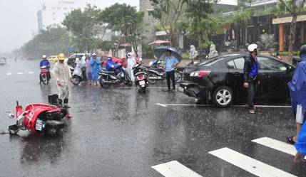 Chở cháu đi học, bà bị ô tô tông chết thảm