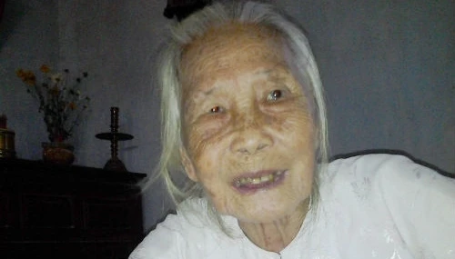 Tắt thở rồi sống lại, cụ bà "biến" thành… người khác