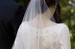 Giả vờ cưới để được thử váy của vợ "ma cà rồng"