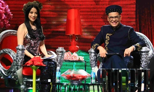 Trương Ngọc Ánh diện yếm lấp lánh, kết đôi với MC Thanh Bạch