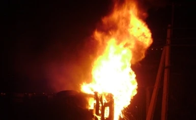 Côn đồ nổ súng, bắn thuyền viên, đốt tàu hút cát trong đêm tối