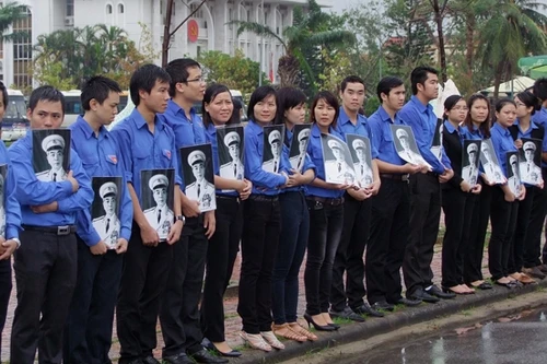 "Nước mắt hòa mưa" tiễn đưa người Anh hùng dân tộc