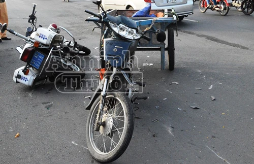 Xe tự chế tông trực diện mô tô đặc chủng, 2 chiến sĩ công an nhập viện